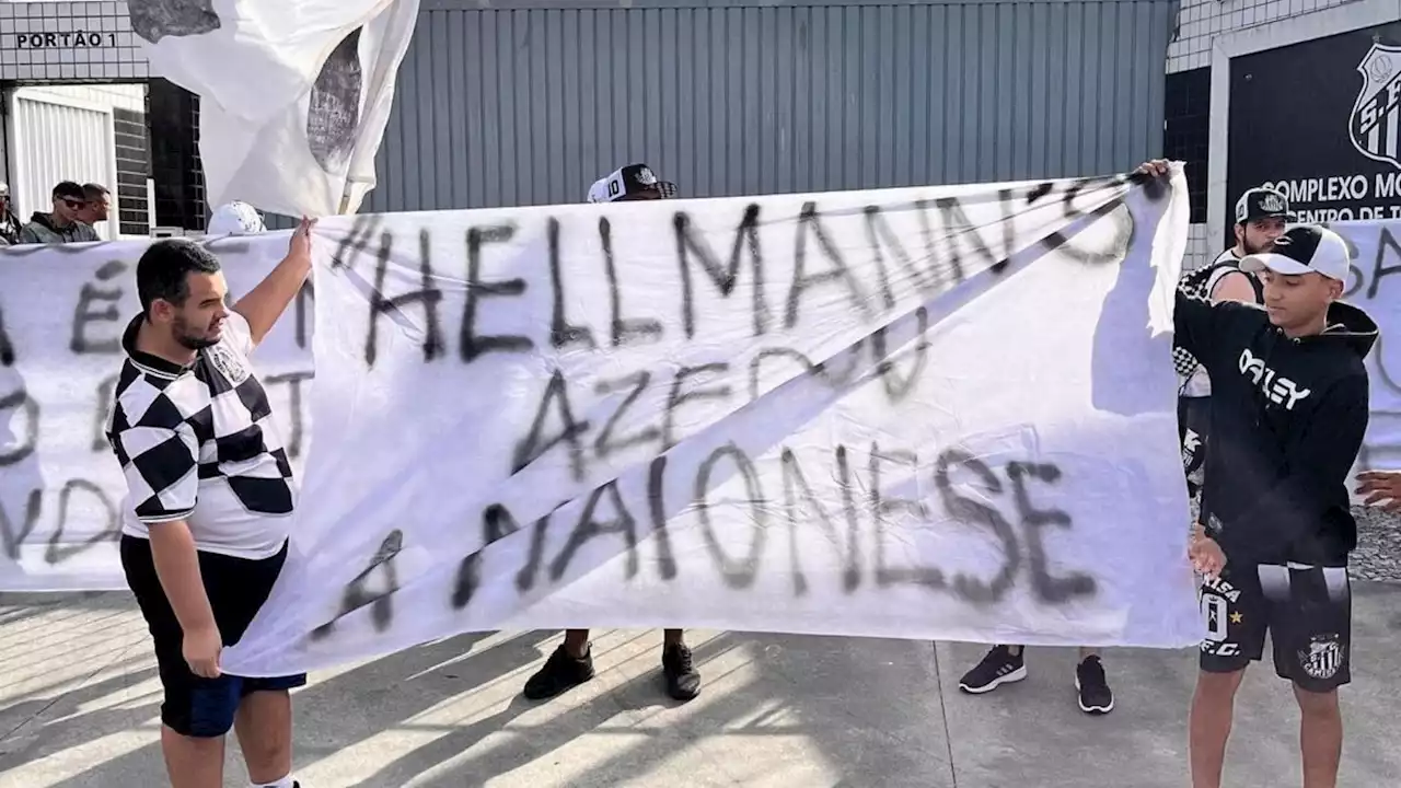 Torcida do Santos protesta com “caixões” e tenta invadir CT