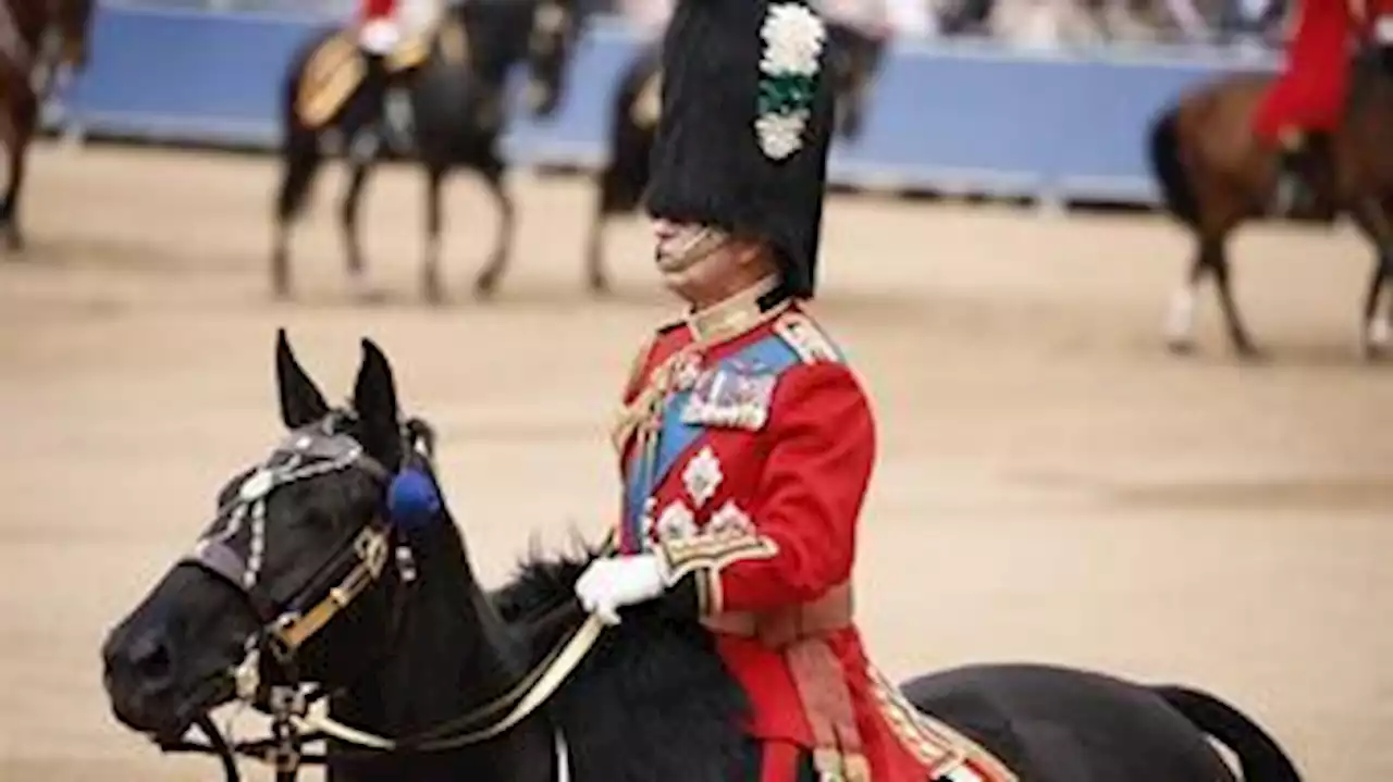 Charles III anda a cavalo no 1º desfile de seu aniversário