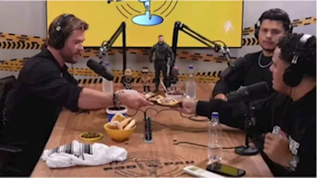 Chris Hemsworth, o 'Thor', prepara pãozinho e toma açaí em entrevista e leva fãs à loucura