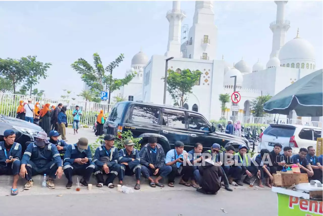 Dipecat karena Terima Tips, Ratusan Pegawai Masjid Sheikh Zayed Aksi Mogok Kerja  |Republika Online