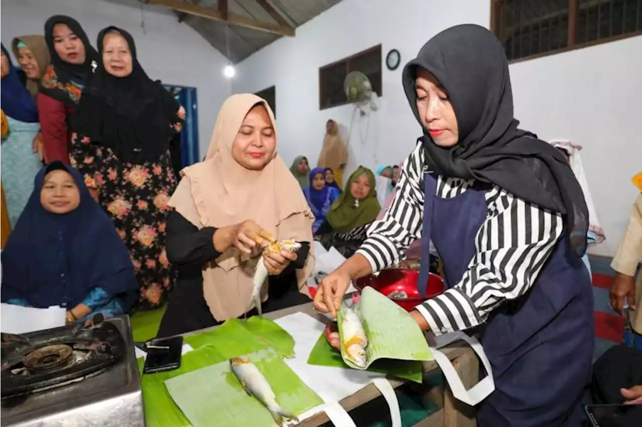 Optimalkan Potensi Daerah, Relawan KMJT Gelar Praktik Olah Ikan Tingkatkan Ekonomi |Republika Online