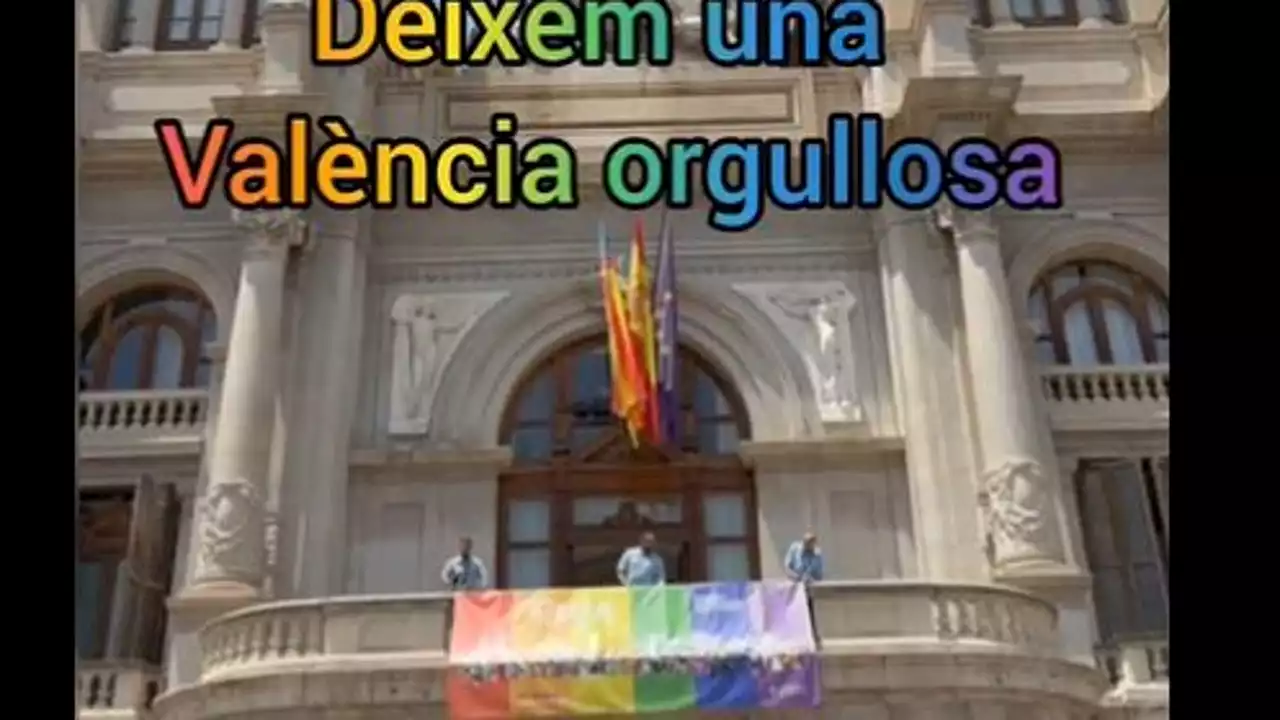 Ribó cuelga una bandera LGTBI en el balcón del Ayuntamiento de València en su último día como alcalde