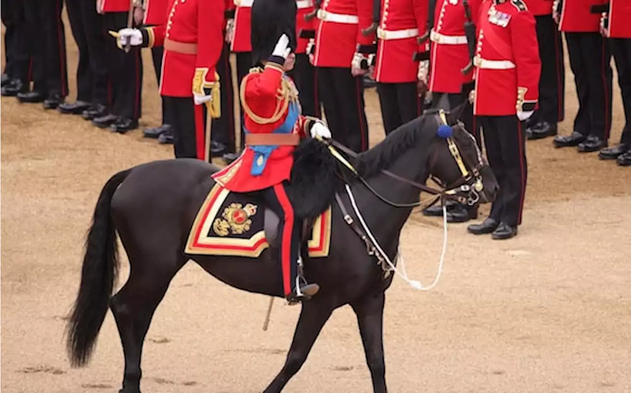 Re Carlo III a cavallo alla parata del Trooping The Colour