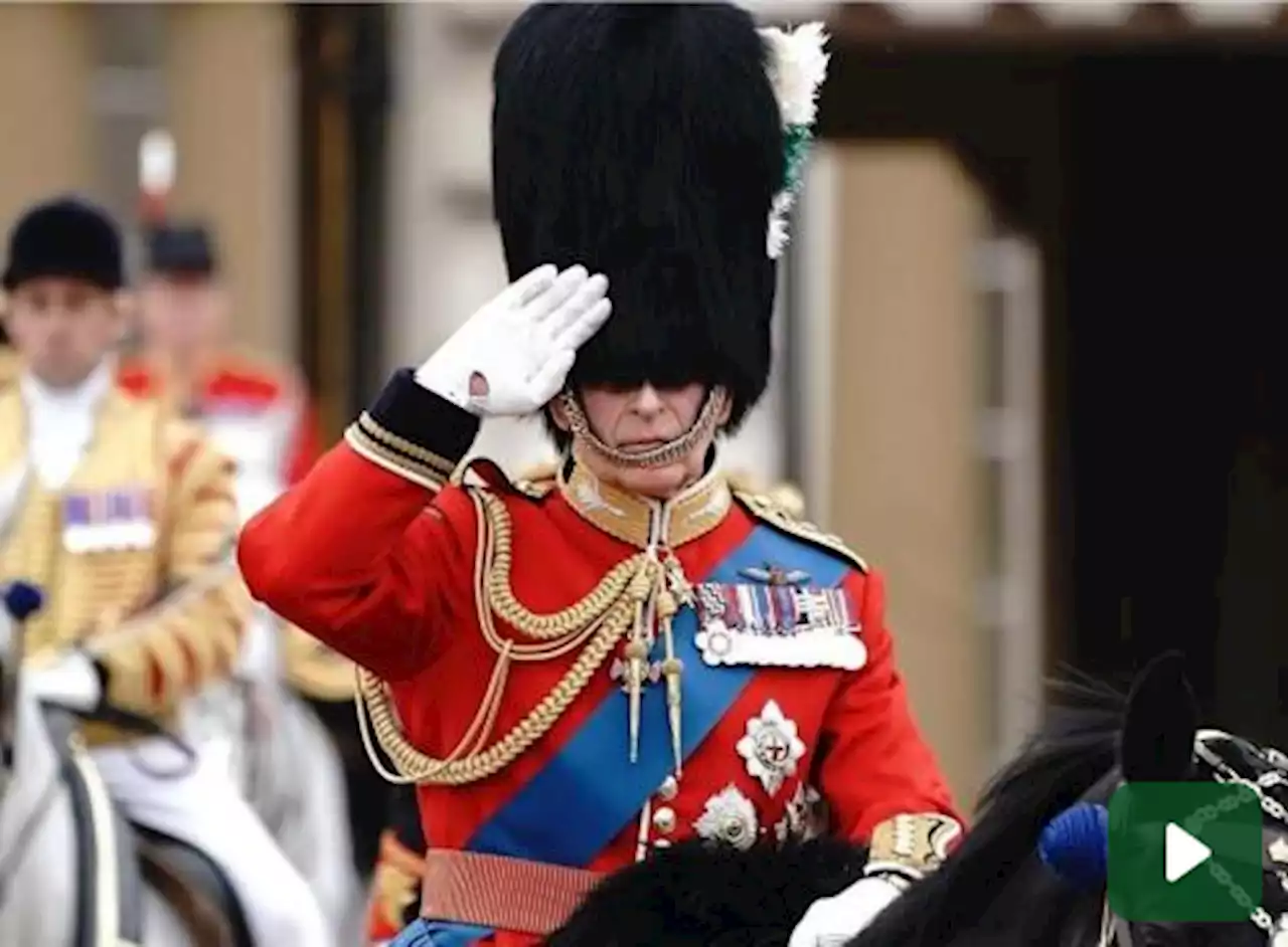 Re Carlo al suo primo Trooping the Colour