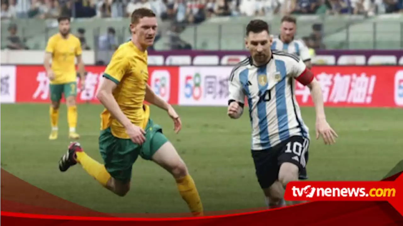 Viral Seorang Fans Messi Lompat dari Tribun dan Foto Di Tengah Pertandingan