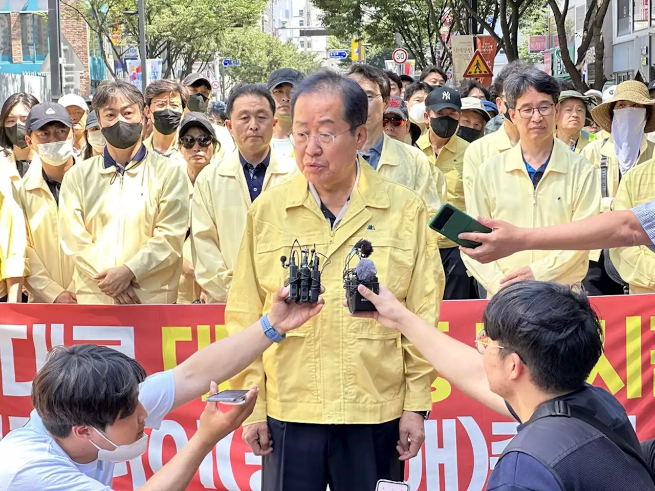 홍준표 '퀴어축제 불법도로 점거 방조…문재인 시대 경찰이냐' | 연합뉴스