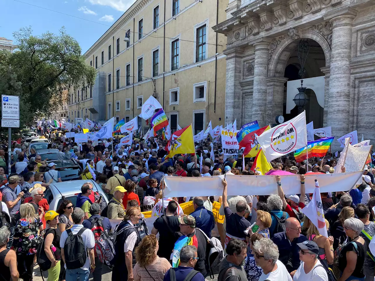 Manifestazione M5s, bufera su Grillo ma Conte replica: 'Ridicolo coro di indignazione'