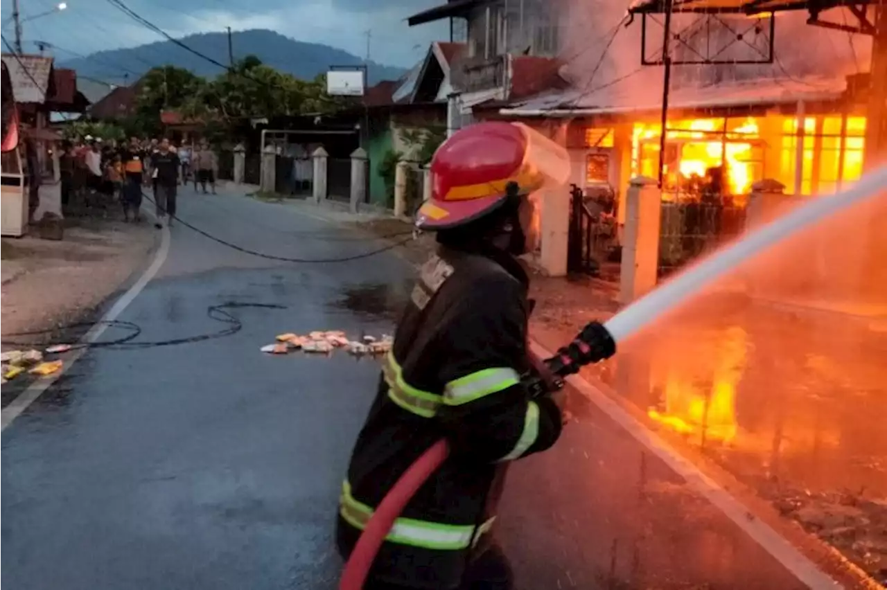 Tujuh petak bangunan di Padang habis terbakar