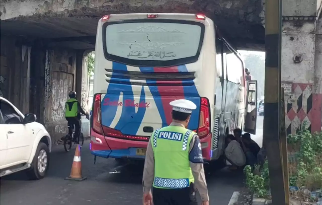 Bus Pariwisata Nyangkut di Jembatan Kereta Api Gunung Antang Matraman