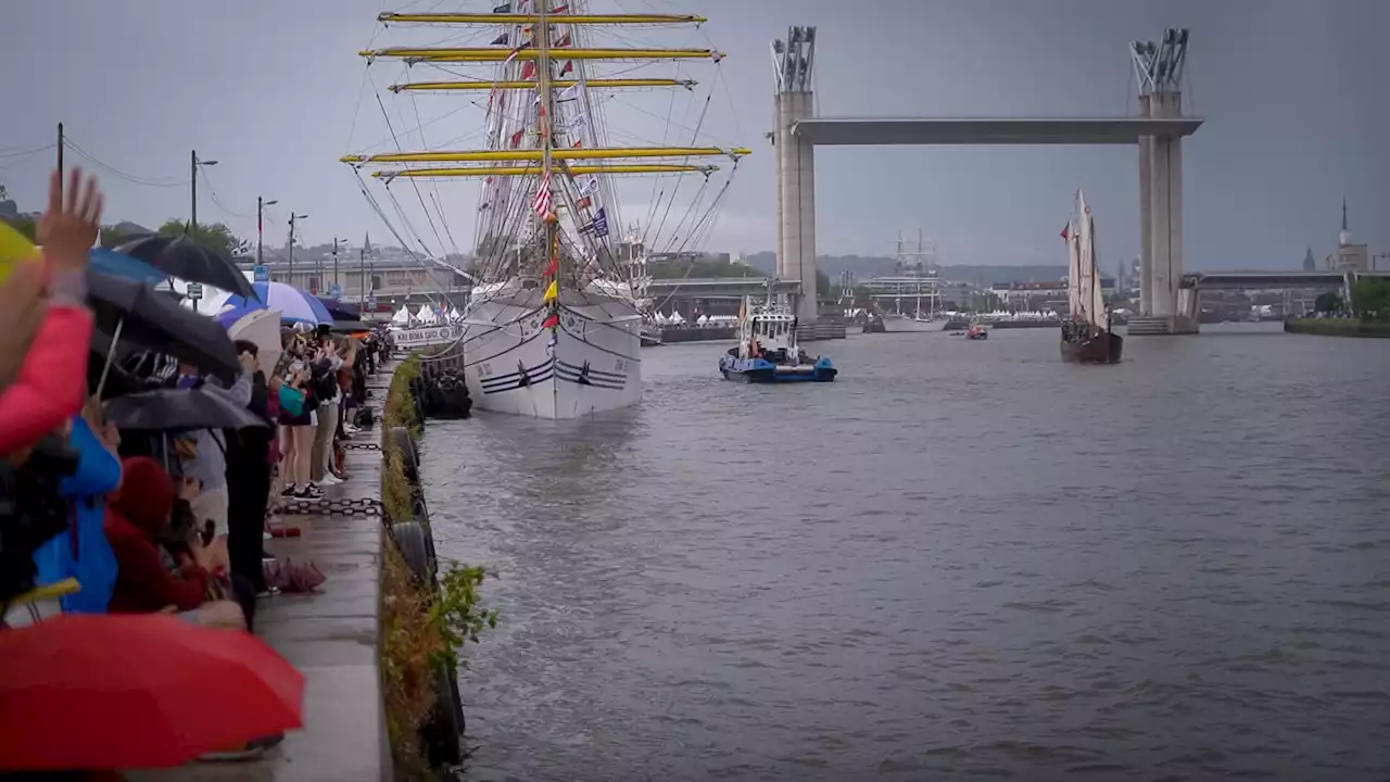 'Ça vaut le déplacement': malgré la pluie, la Grande Parade de l'Armada a fait des heureux à Rouen