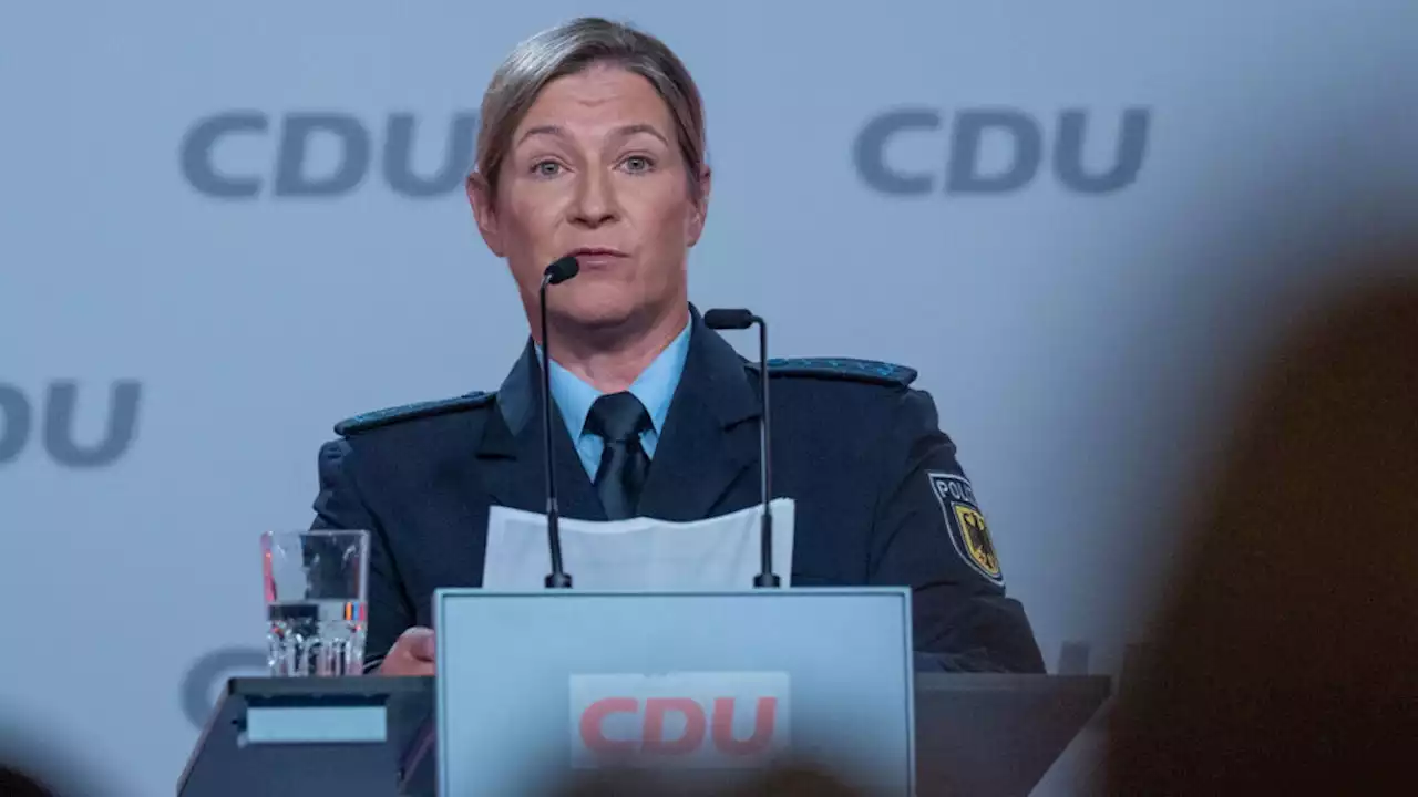 Claudia Pechstein in Polizei-Uniform bei CDU-Konvent