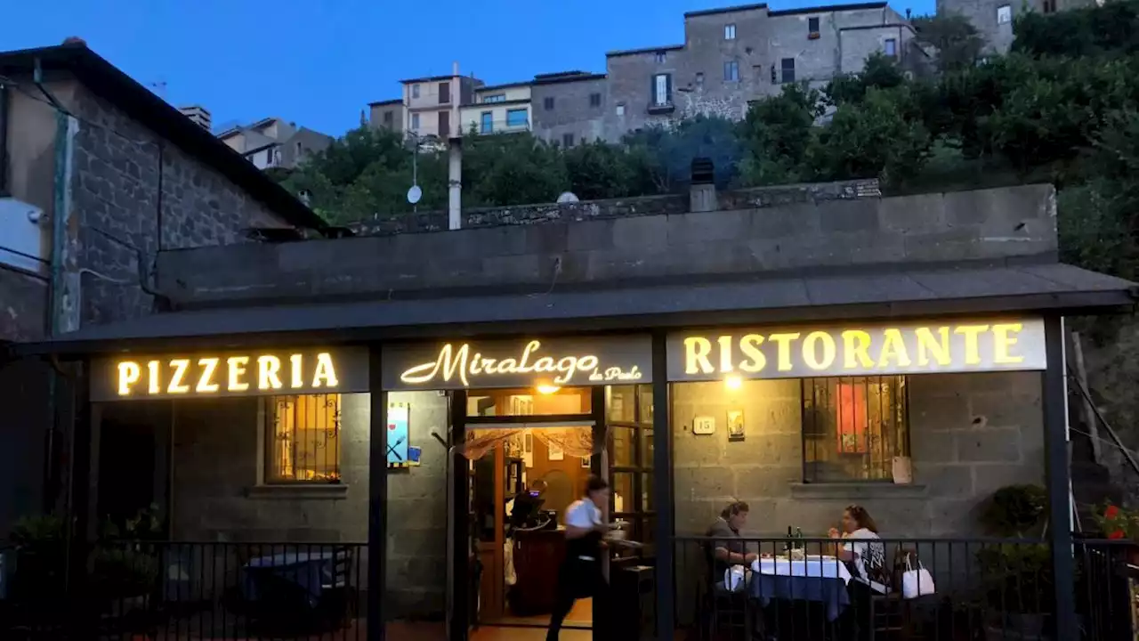 Montefiascone, terrapieno frana sul ristorante «Miralago»: cuoco e proprietario sepolti dalle macerie