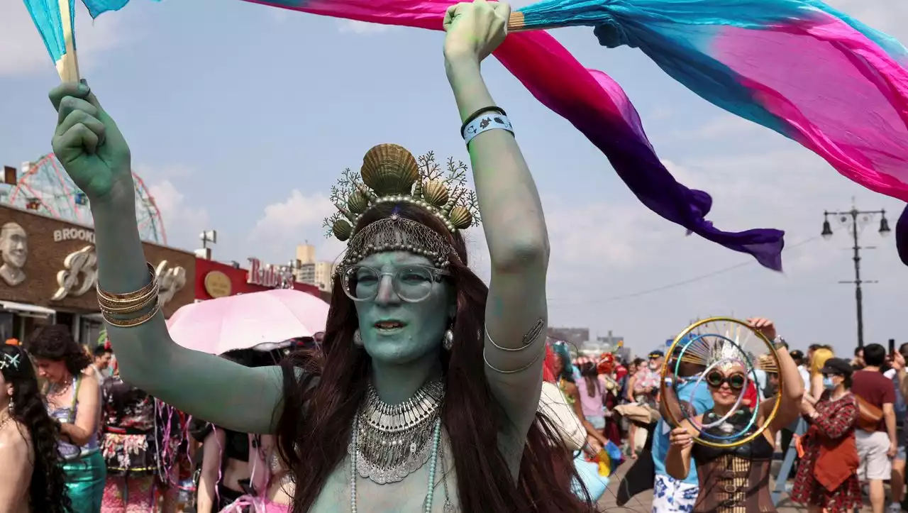 Zum Sommerauftakt: Tausende feiern Meerjungfrauen-Parade in New York