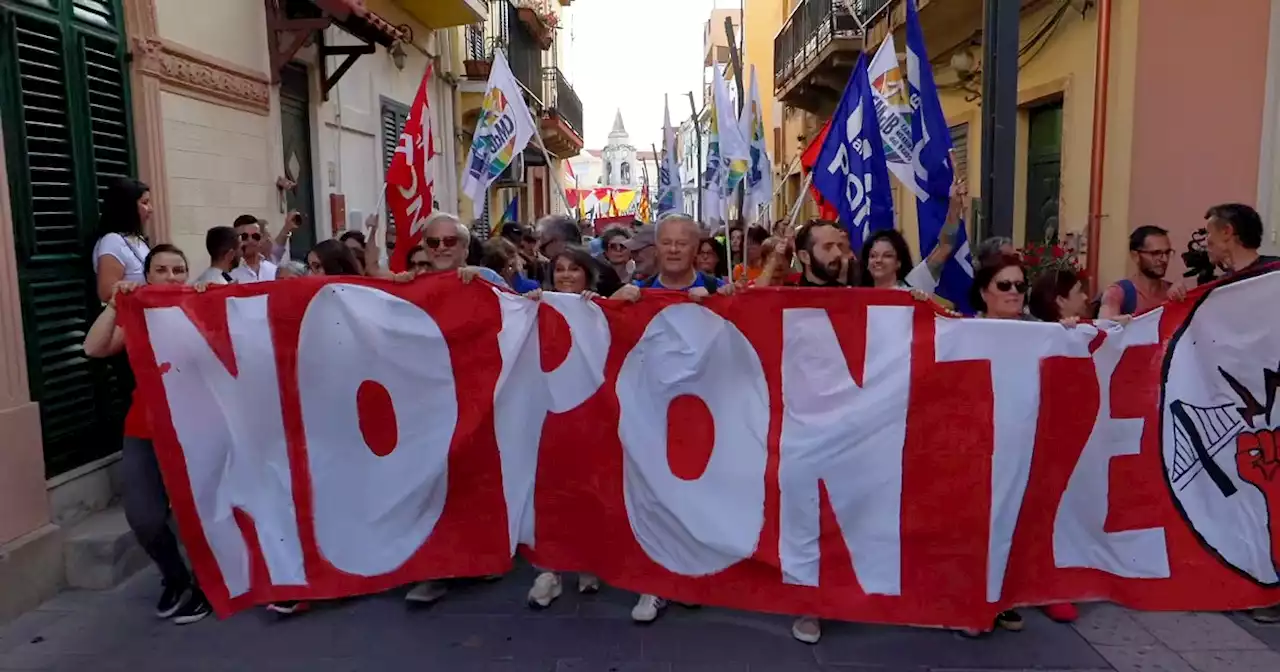 Manifestazione No Ponte a Messina: 'Non abbiamo bisogno di un ponte che devasta il territorio, la terra è nostra e la difenderemo' - Il Fatto Quotidiano