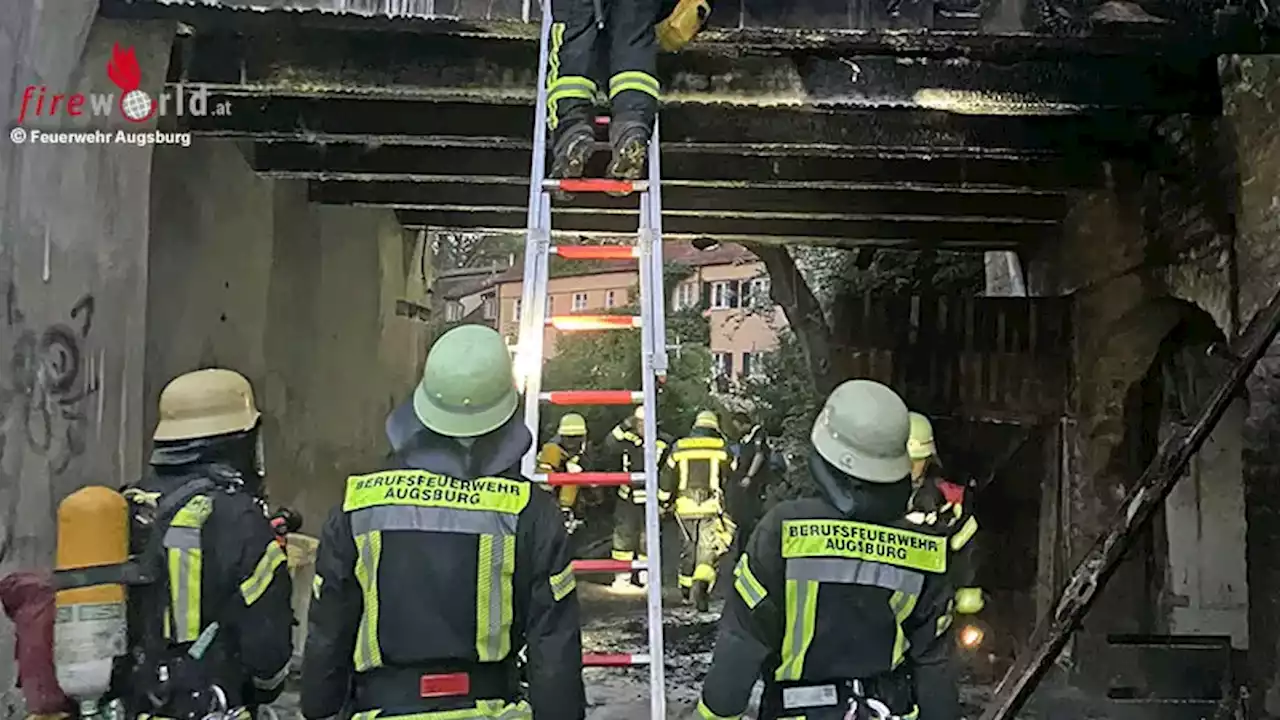 Bayern: Schwierige Löscharbeiten und zwei verletzte Feuerwehrleute in Augsburg