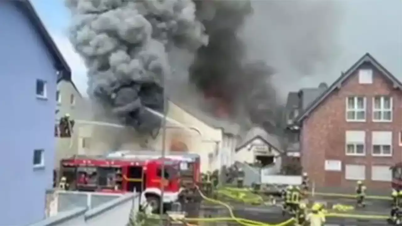 D: Zwei Feuerwehrleute bei Feuer in Motorradgeschäft in St. Augustin ums Leben gekommen