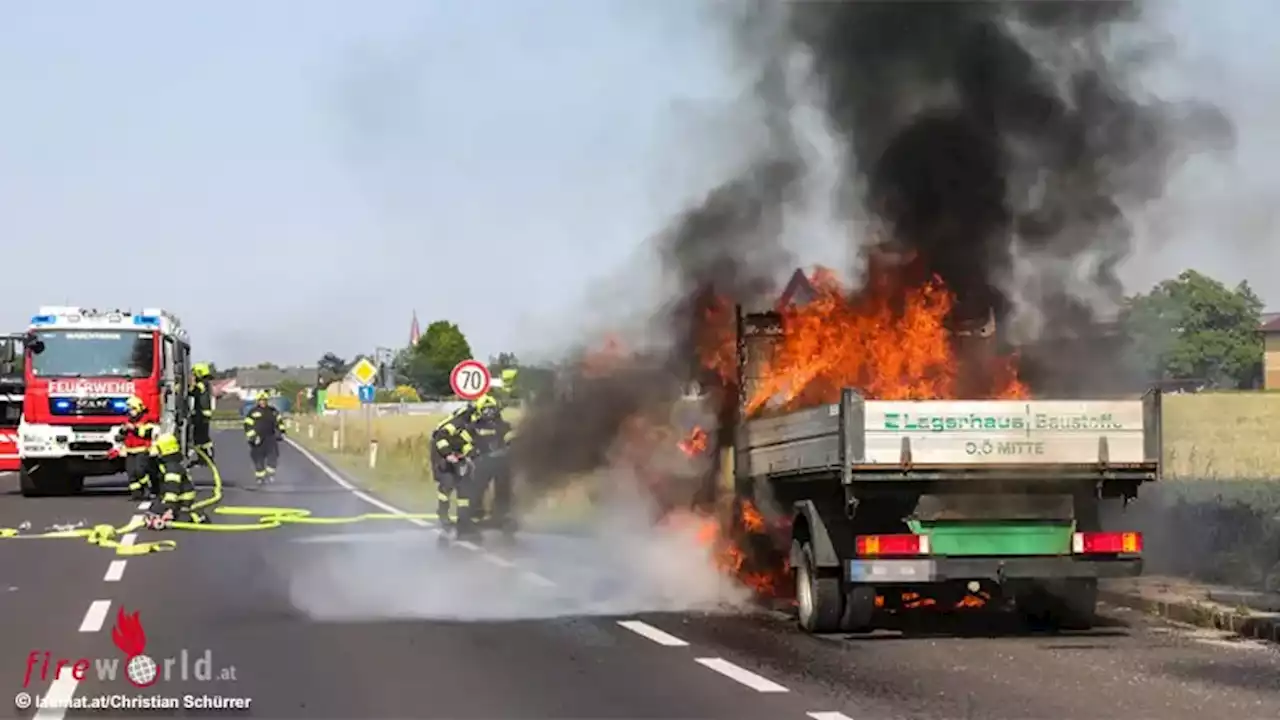 Oö: Vollbrand eines Pritschenwagens in Marchtrenk