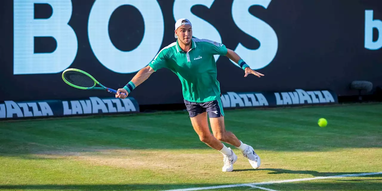 Struff dreht auf und schnappt sich das Break im ersten Satz