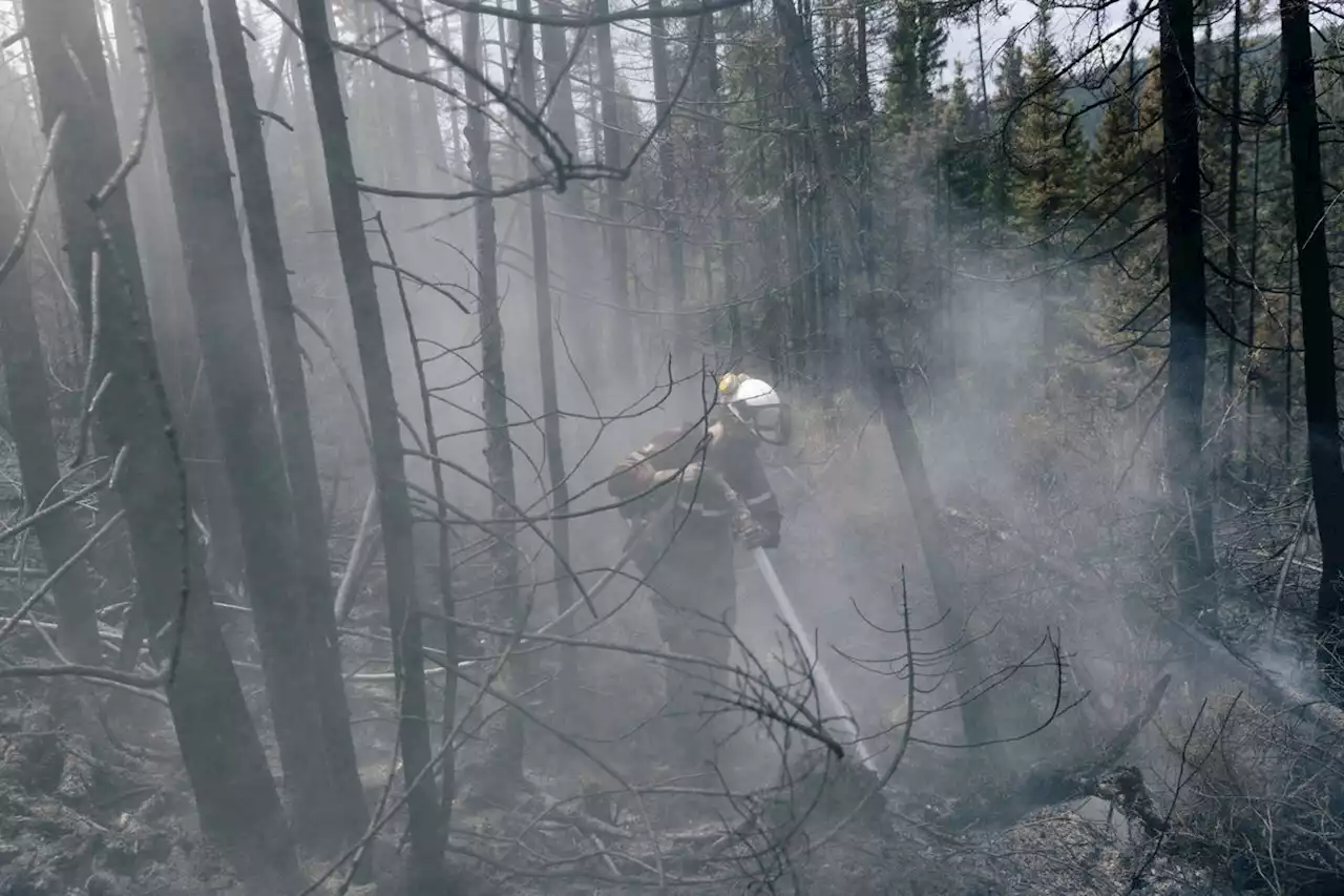 Quebec wildfire evacuees return home, but they remain on alert as blaze continues nearby