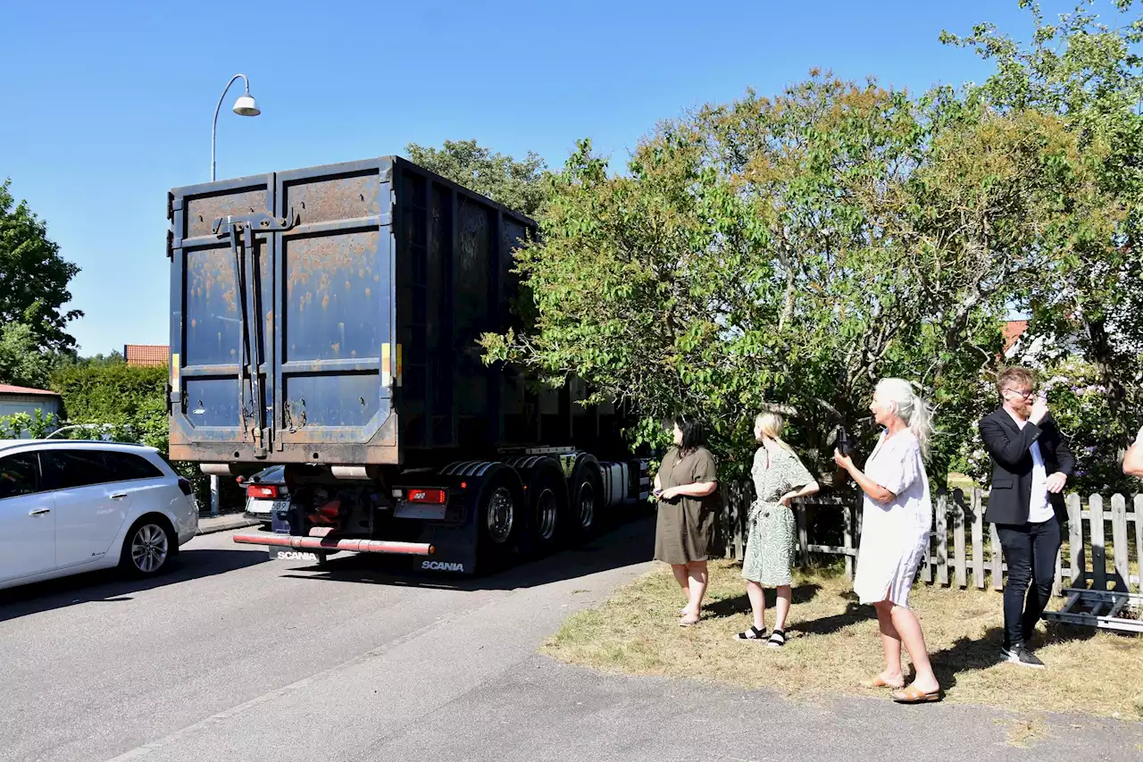 Här dundrar tung trafik förbi på villakvarterets smågata