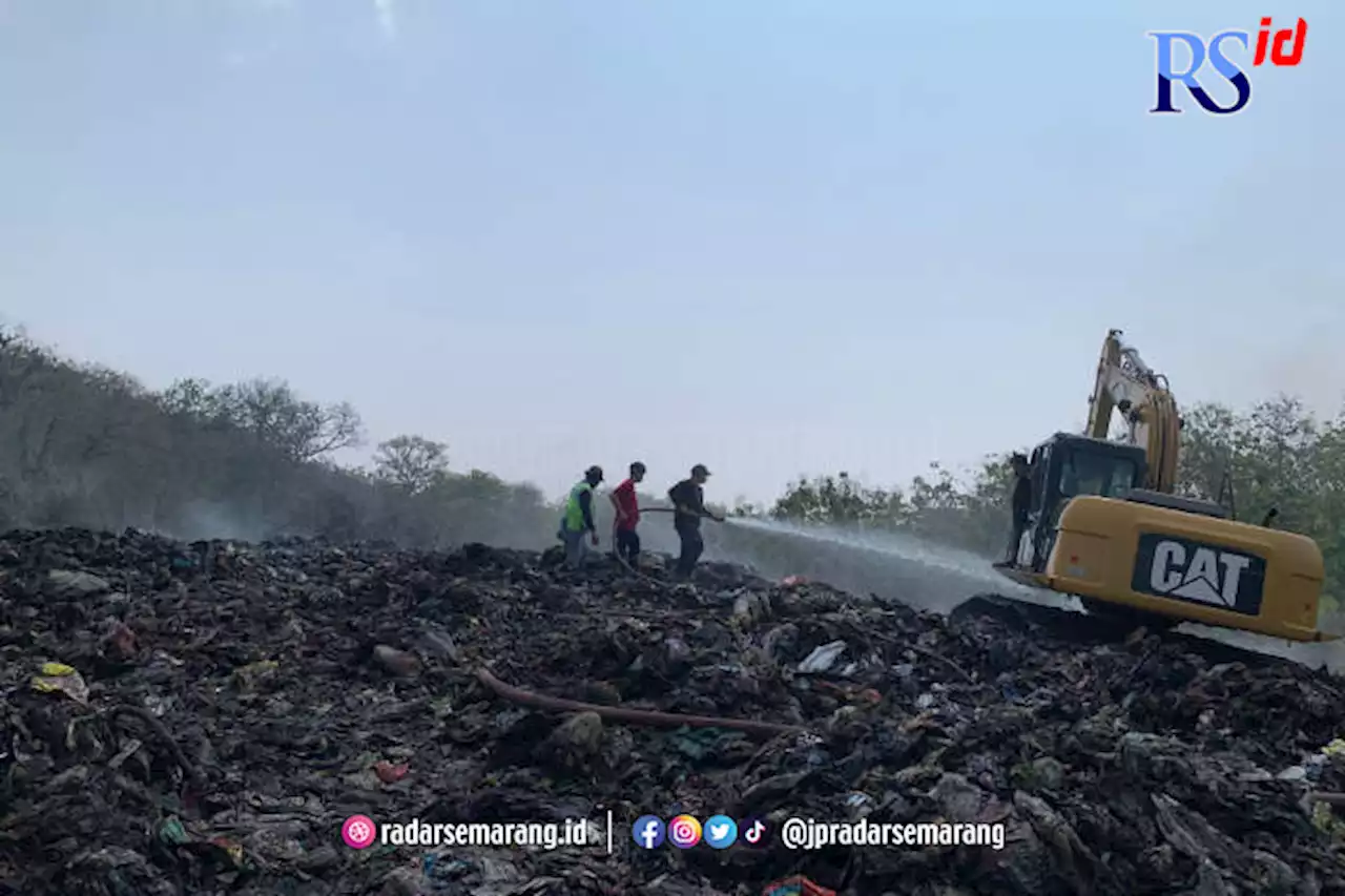 Butuh 3 Hari Lagi untuk Padamkan Kebakaran Gunung Sampah Eks TPA Darupono Kendal