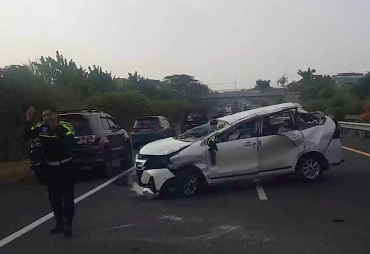 Xenia Terguling di Tol Gempan, Lima Korban Selamat