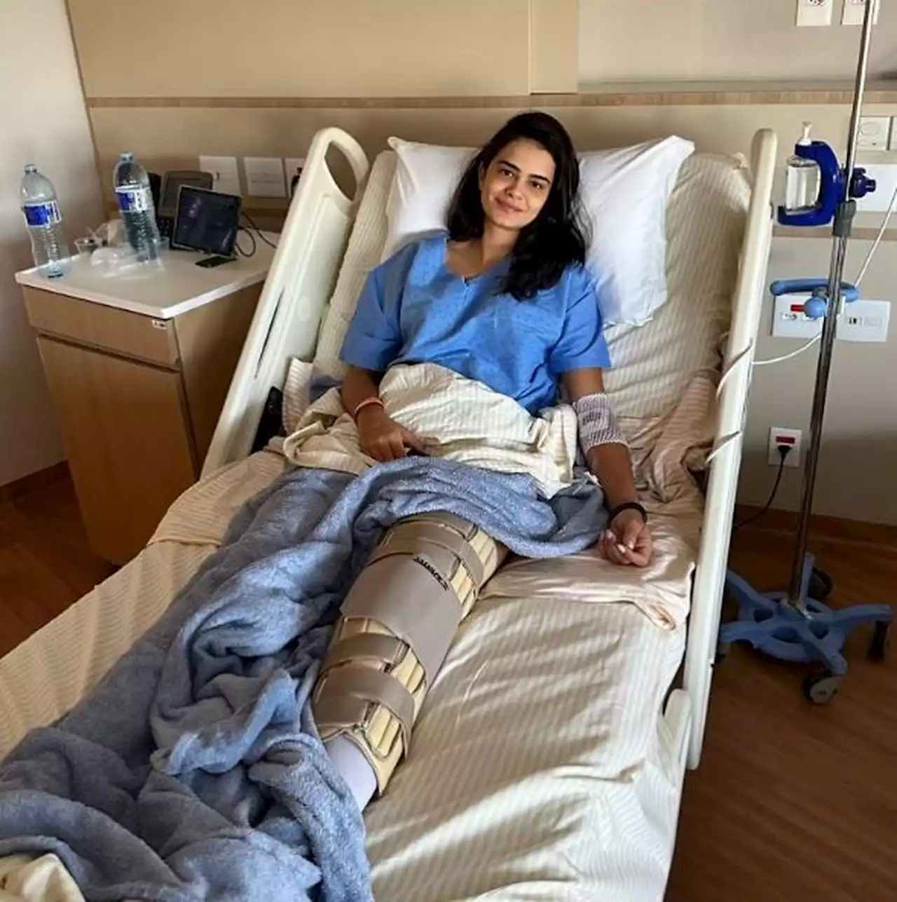 Lara Nobre, da seleção de vôlei, posta de hospital após cirurgia e ganha paparico de jogadoras