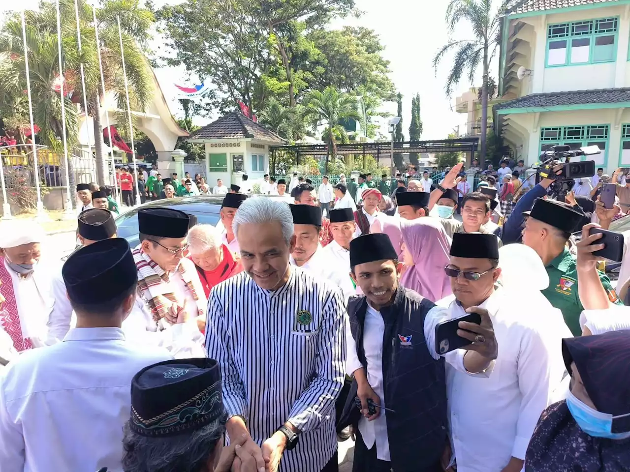 Kaget Lihat Posternya dengan TGB, Ganjar Pranowo Langsung Pasang Target