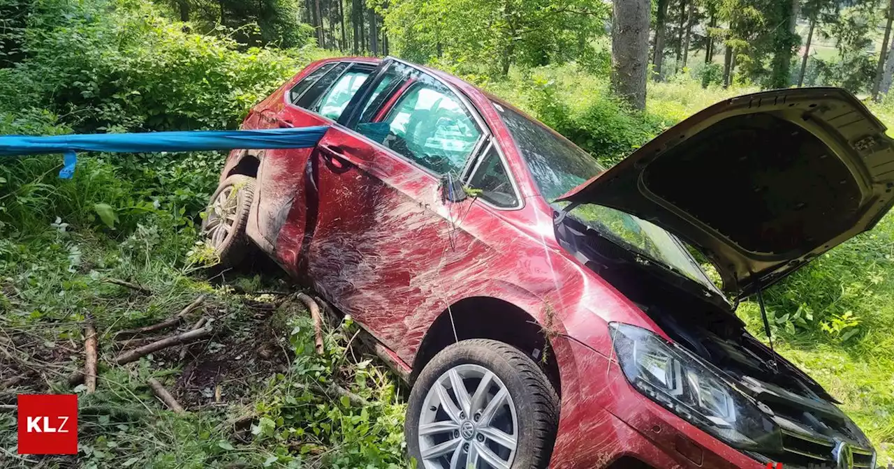 Zwei Seniorinnen verletzt: Auto kam von Straße ab und stürzte 30 Meter über Böschung hinunter