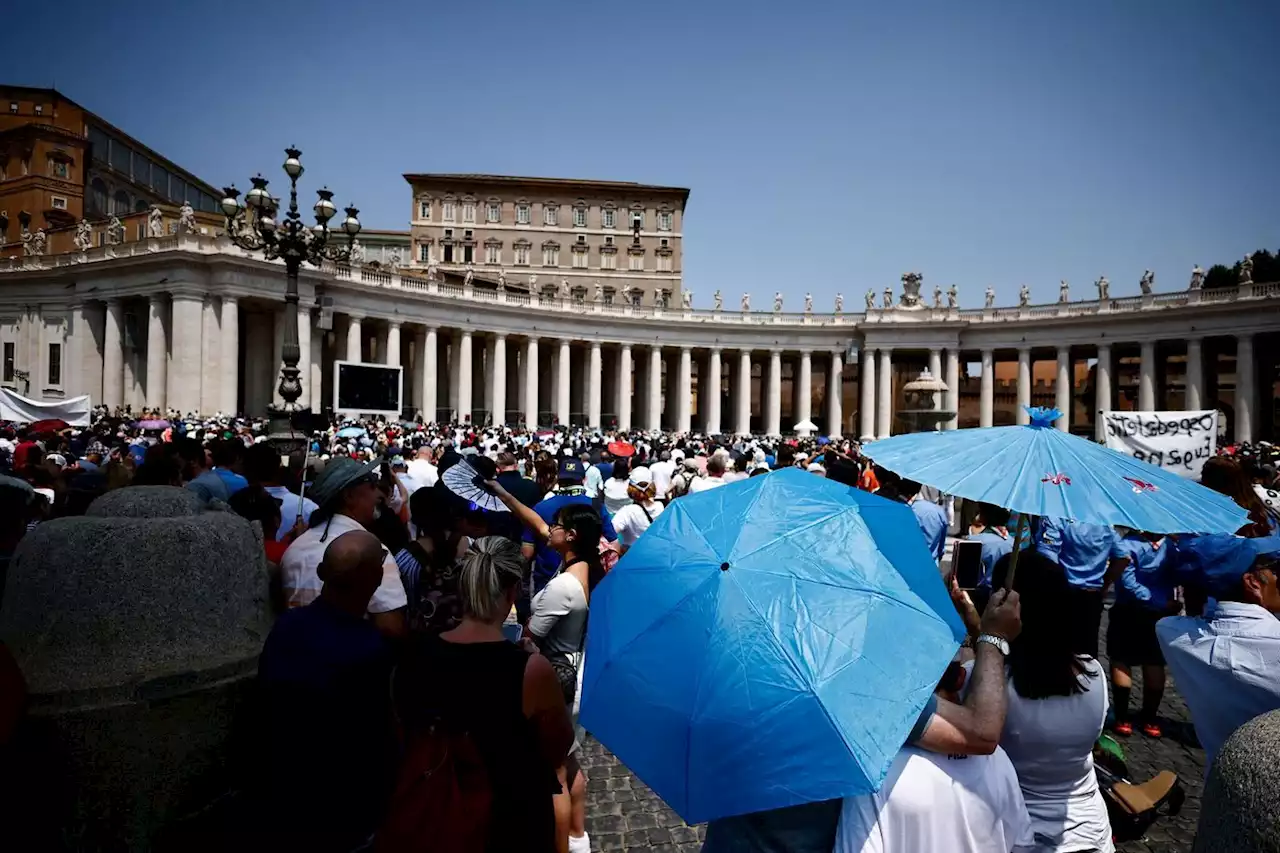 Vatican : après dix jours d’absence, les fidèles retrouvent le pape François place Saint-Pierre