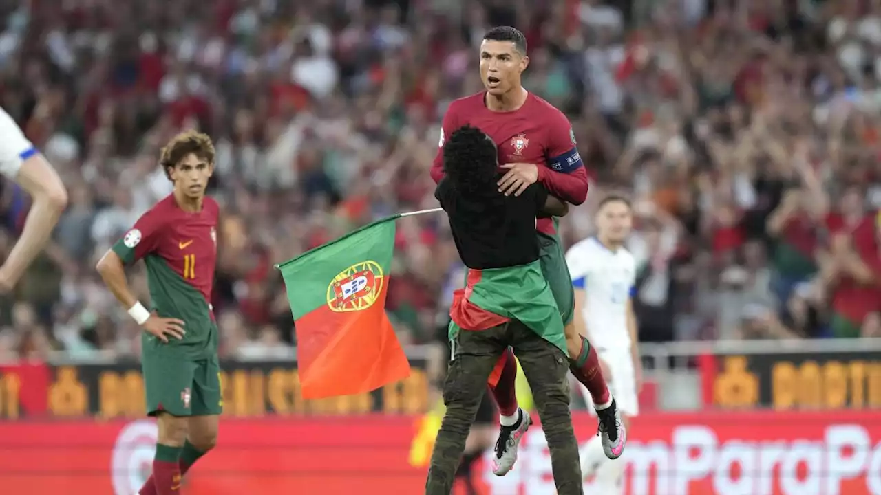 Cristiano Ronaldo celebra con aficionado y luego vive momentos de tensión que lo ponen en riesgo (Video)