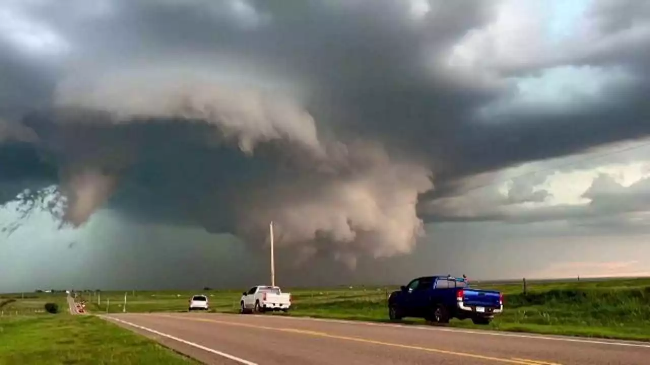 Usa, allarme tornado: nuvola a imbuto che si forma in Oklahoma