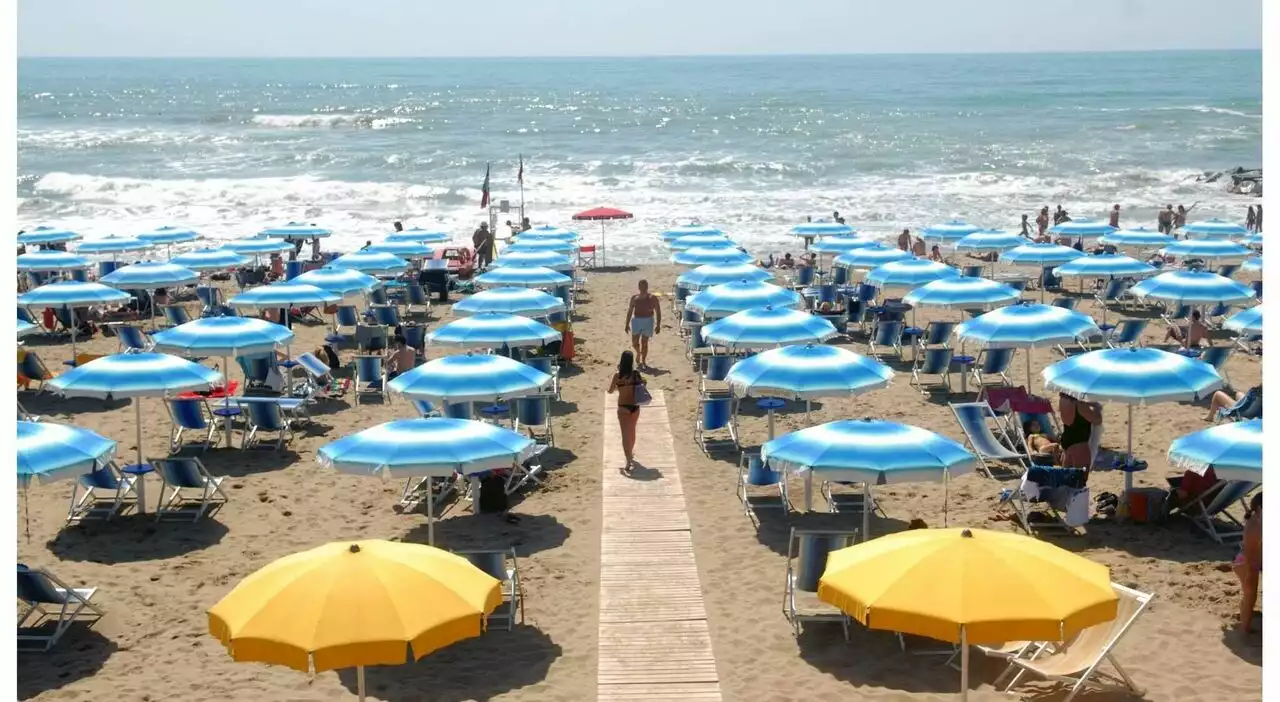 Malore improvviso al mare, entra in acqua per fare il bagno e perde i sensi: morto davanti a moglie e figli