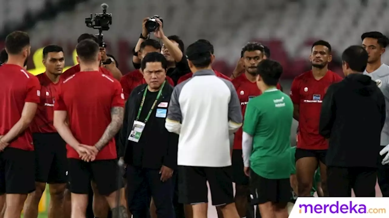 Foto : Wajah Serius Erick Thohir Saat Beri Arahan Timnas Indonesia Sebelum Latihan di SUGBK | merdeka.com