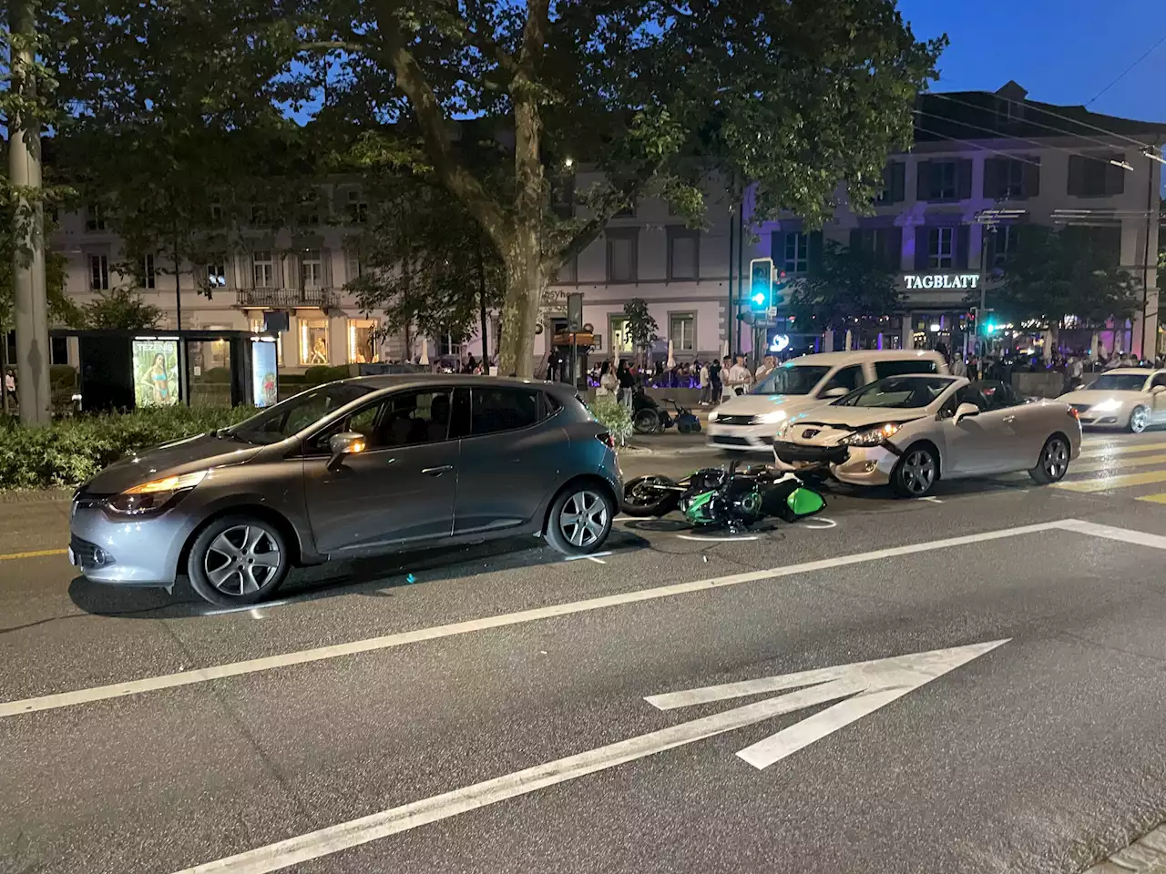 Stadt St.Gallen SG: Unfall zwischen zwei Autos und einem Motorrad