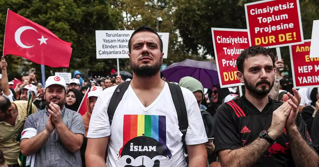 Istanbul: tra proteste, insofferenza e transenne, piazza Taksim si riempie delle bandiere rainbow