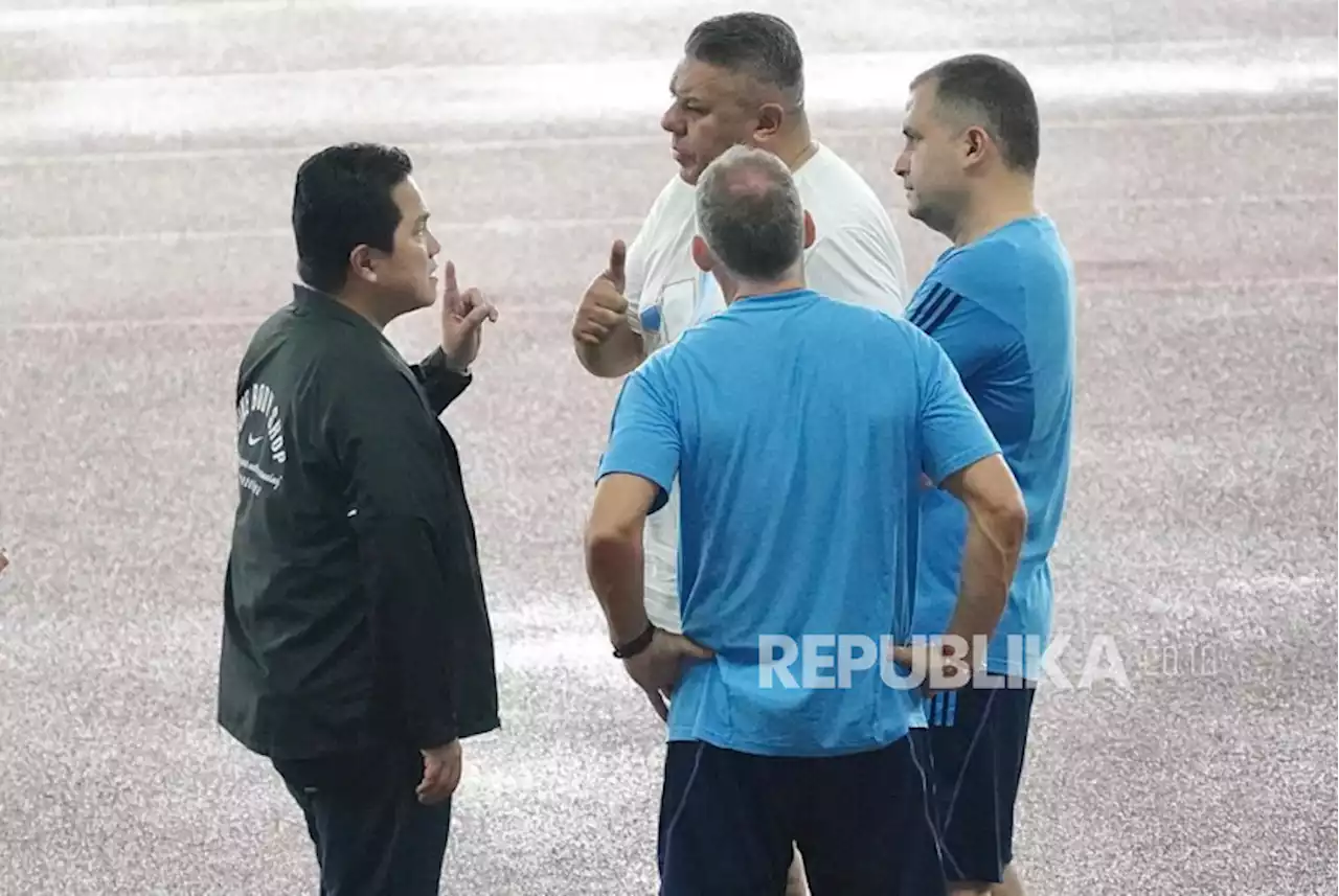 Erick Thohir Bertemu dengan President Sepak Bola Argentina saat latihan di SUGBK |Republika Online