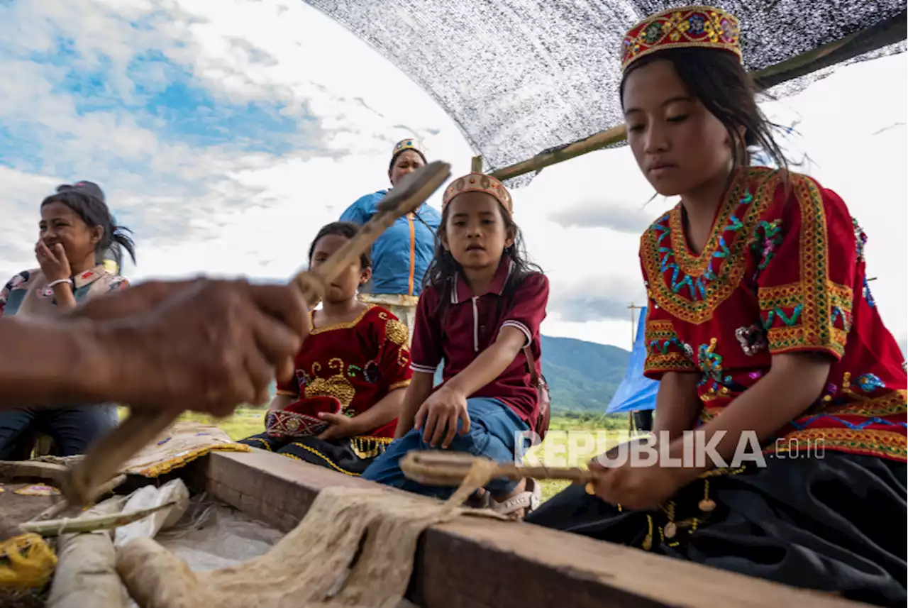 Regenerasi Perajin Kain Kulit Kayu |Republika Online