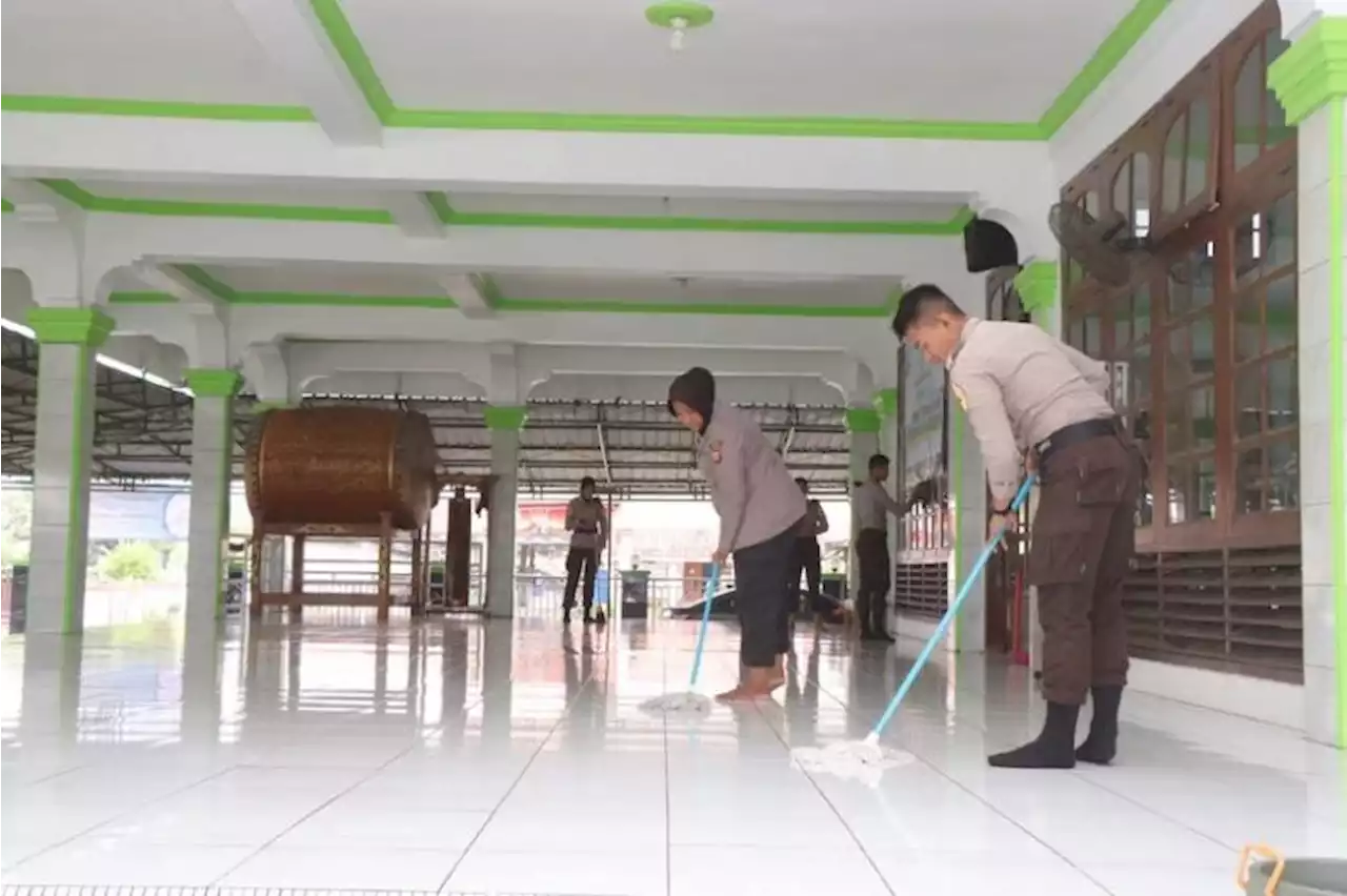 Sambut Peringatan ke-77 Hari Bhayangkara, Polisi di Indramayu Bersihkan Masjid |Republika Online