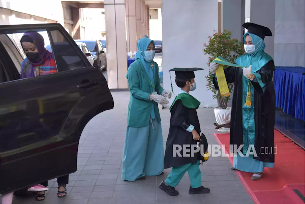 Wisuda TK-SMA, antara Meberatkan dan Memberi Kenangan |Republika Online