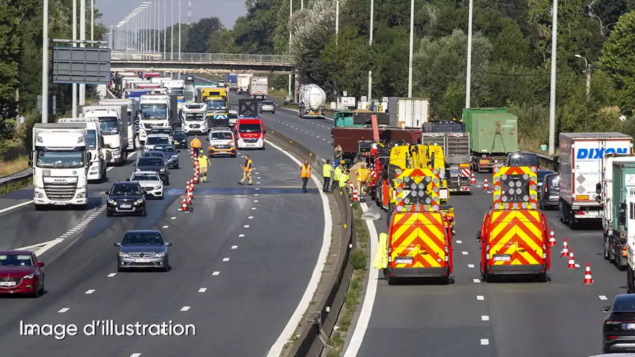 Collision entre un camion et une voiture sur l'autoroute E40 à Pousset: trois personnes blessées