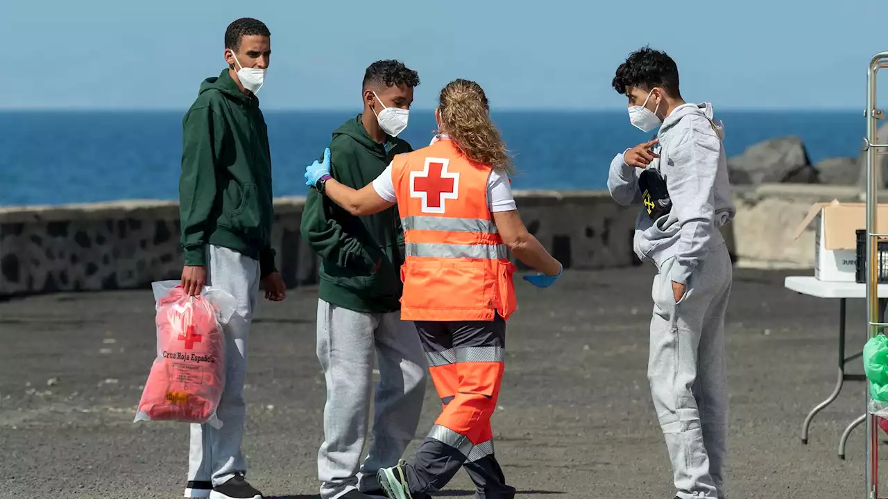 Una veintena de migrantes llegan en patera a Melilla