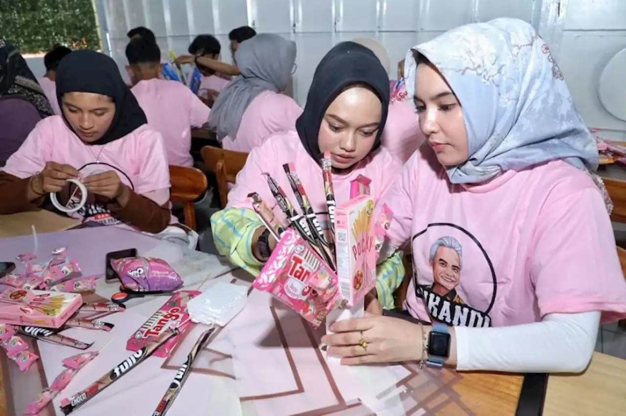 Peluang Usaha, Milenial Pekanbaru Belajar Membuat Buket Makanan Ringan