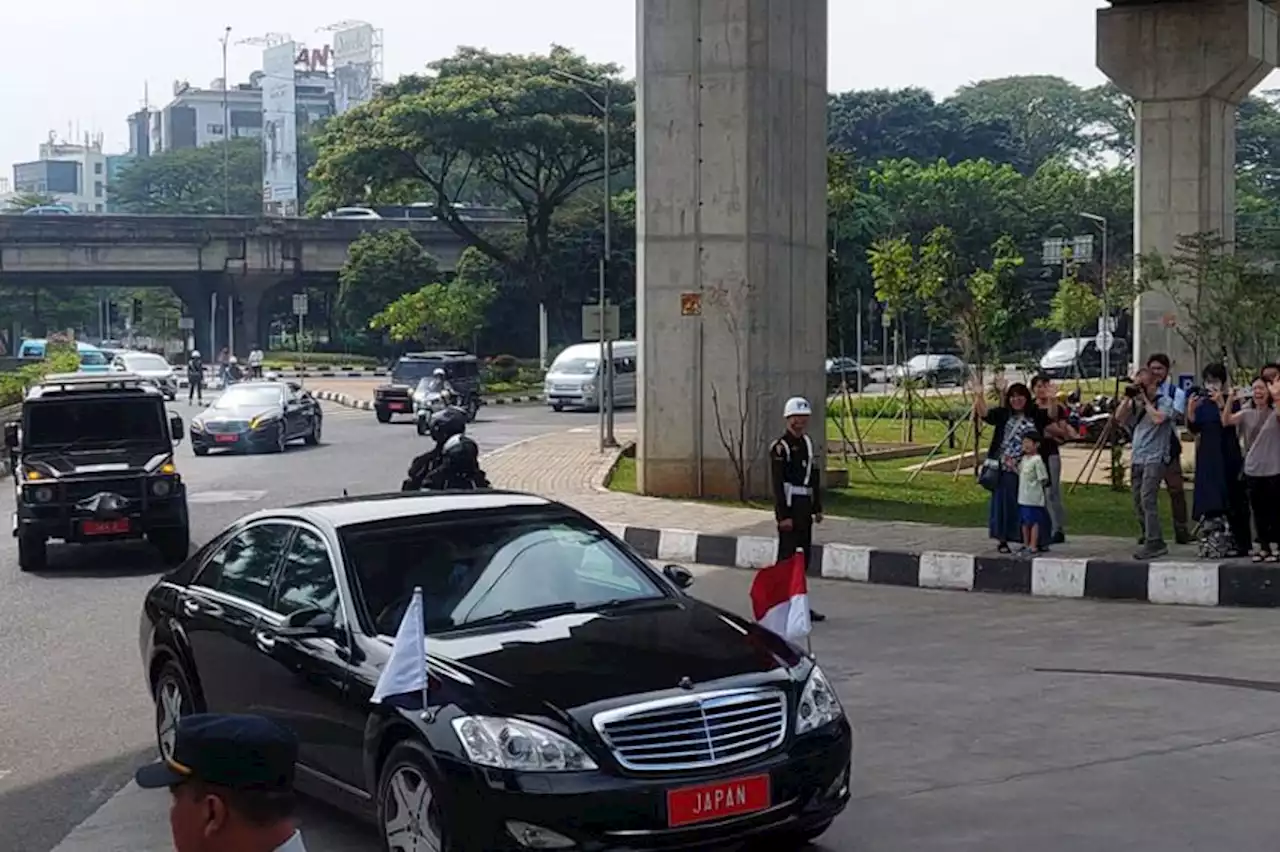 Sambangi Depo MRT Lebak Bulus, Kaisar Jepang Disambut Warga Jakarta