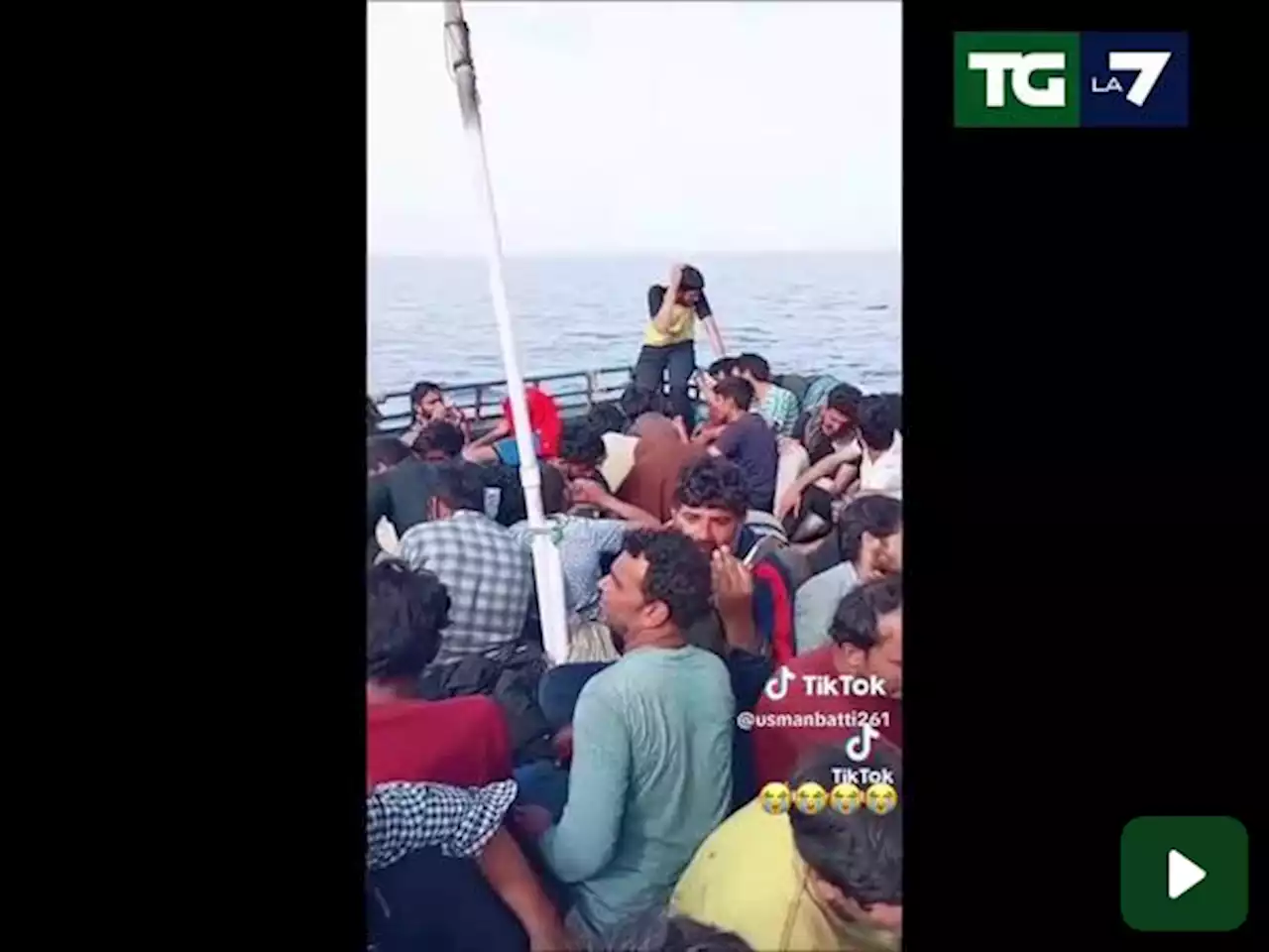 Stipati sul pontile e nella stiva, il video dei migranti prima del naufragio nell'Egeo