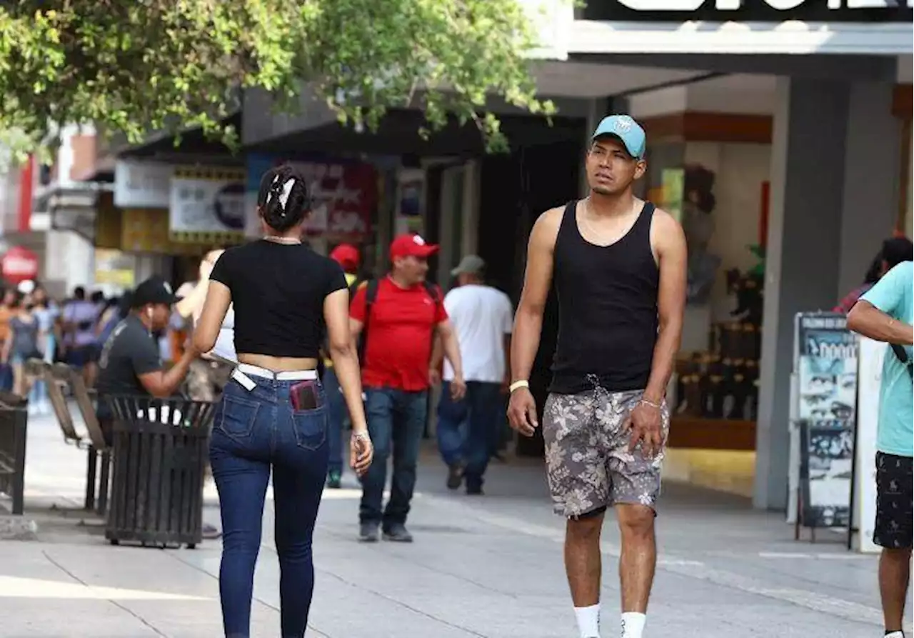 Escasez de agua y hielo en tiendas de Nuevo León, por fuerte calor