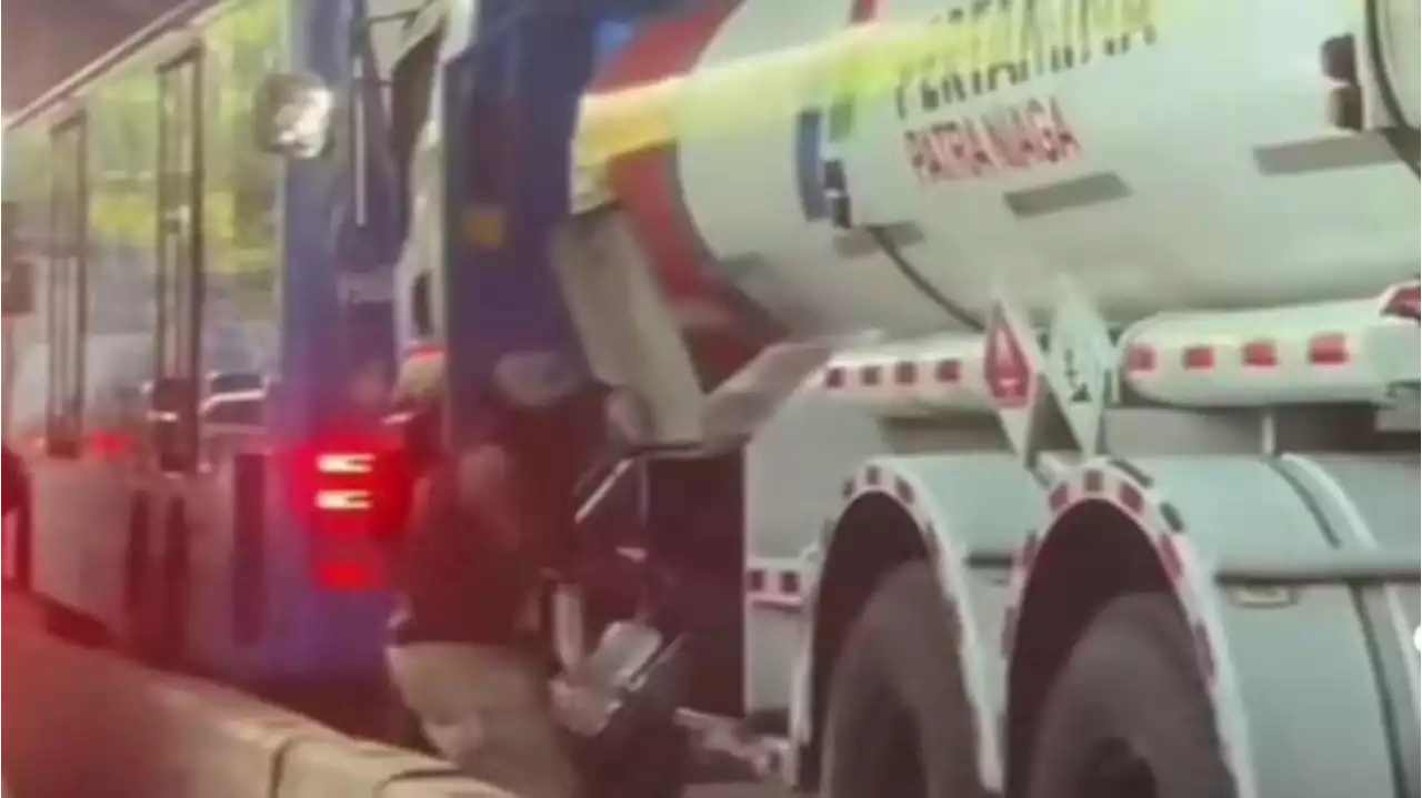 Detik-detik Pria Curi BBM dari Truk Tangki Pertamina saat Macet di Plumpang