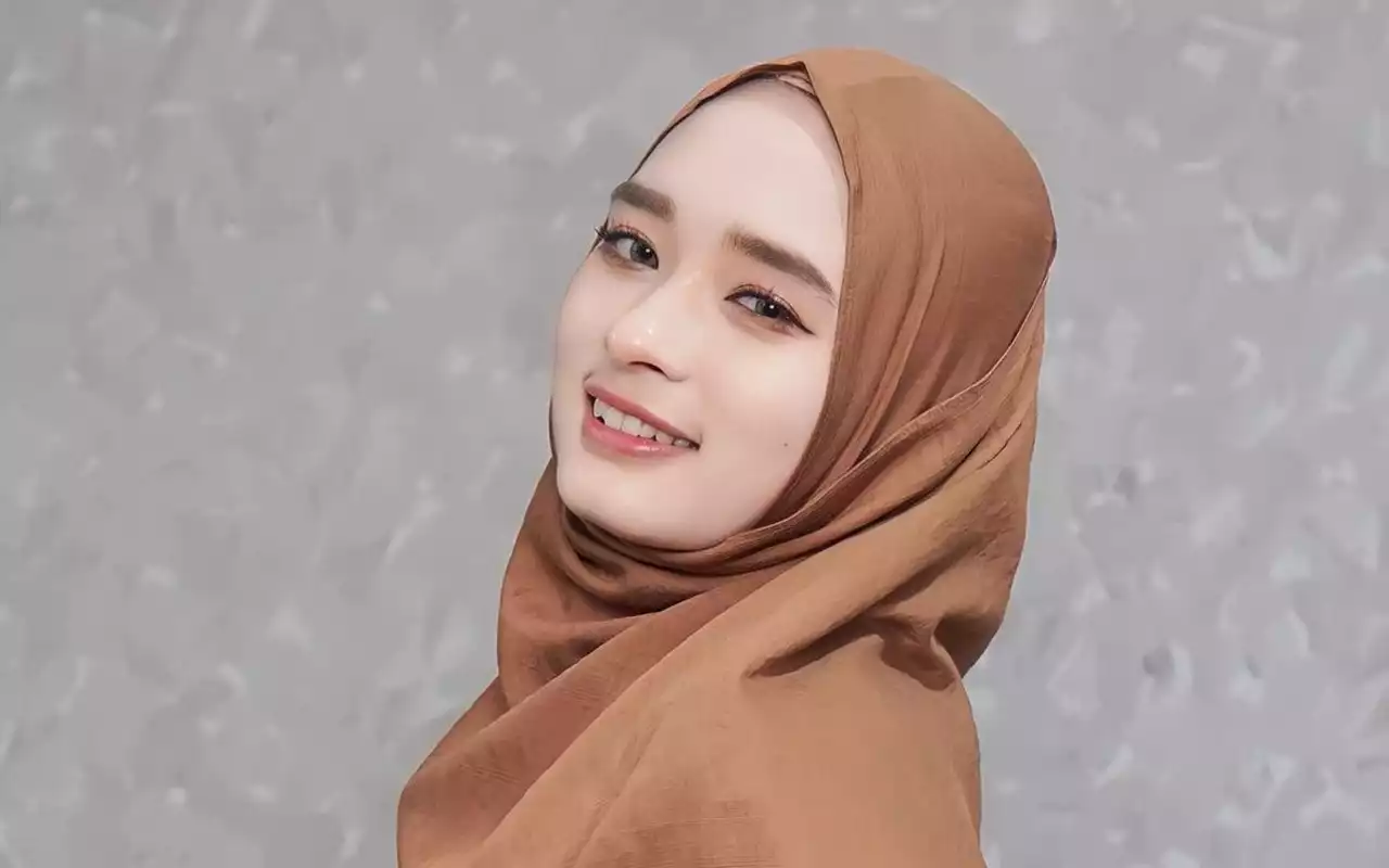 Inara Rusli Disentil Soal Aurat Usai Pamer Foto Masa Kecil Tanpa Hijab