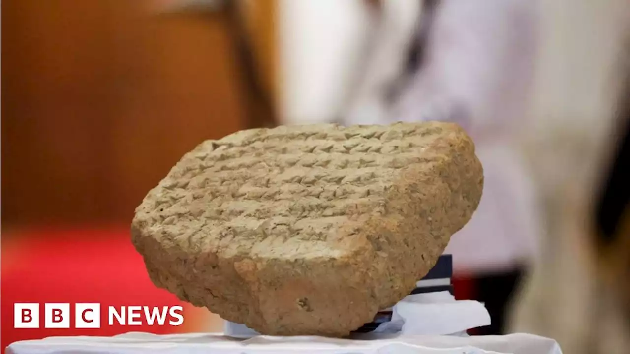 Iraq: displays 2,800-year-old stone tablet returned by Italy