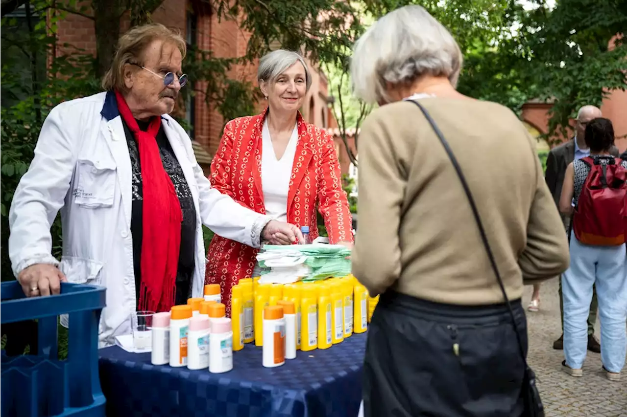 Frank Zander hilft jetzt bei der Hitzehilfe: Wasser und Sonnencreme für Obdachlose